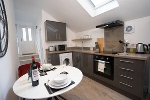 ثلاجة، ميكروويف، فرن، موقد طهي مسطح