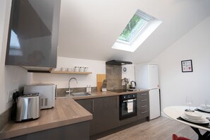 Kjøleskap, mikrobølgeovn, ovn og kokeplater