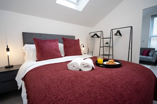 The Den - KING BED *5 min walk to City Centre*