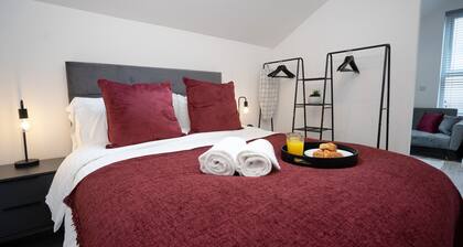 The Den - KING BED *5 min walk to City Centre*