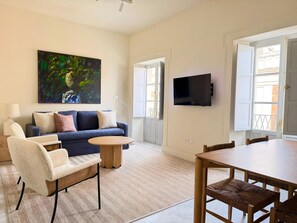 TV - Modern duplex with terrace near cathedral, air conditioning, Wi-Fi, and pets allowed (Sevilla)