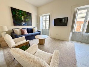 TV - Modern duplex with terrace near cathedral, air conditioning, Wi-Fi, and pets allowed (Sevilla)