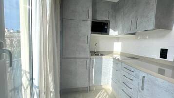 Fridge, microwave, oven, coffee/tea maker