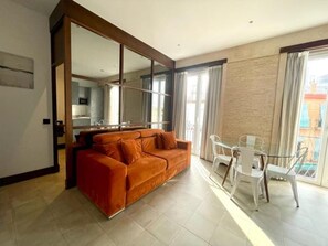TV - Cozy Apartment in Triana, Seville – Close to Tapas Bars, Flamenco, and Guadalquivir River (Sevilla)