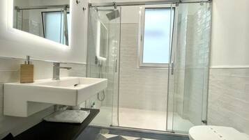 Secador de pelo, toallas