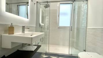 Een haardroger, handdoeken