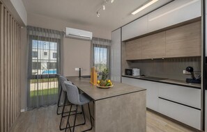 Fridge, oven, stovetop, dishwasher