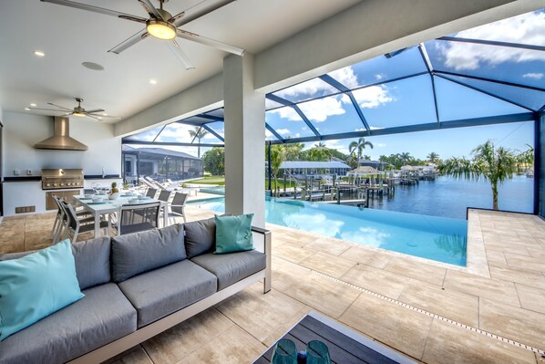 Una piscina al aire libre, una piscina climatizada