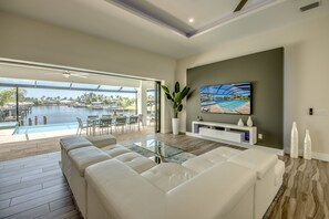 Smart TV, stereo - Villa Infinity  - brand new, great water view, pool & spa (Cape Coral)