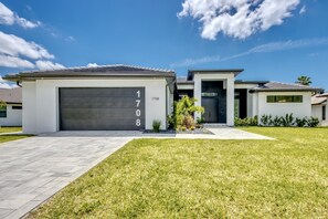 Exterior - Villa Infinity  - brand new, great water view, pool & spa (Cape Coral)