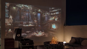 Un salon chaleureux avec une cheminée, une table basse et un canapé.