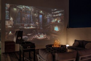 Una sala de estar acogedora con chimenea, una mesa de centro y un sofá.