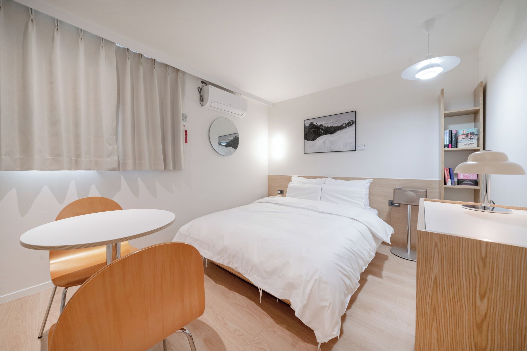 Book & Music | 고급 침구, 무료 WiFi, 침대 시트