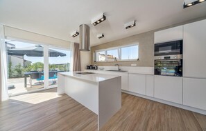 ثلاجة، فرن، موقد طهي مسطح، غسالة أطباق