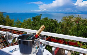 Outdoor dining - Luxurious home in Supetar (Supetar)