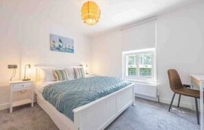 3 chambres, bureau, fer et planche à repasser, lit parapluie