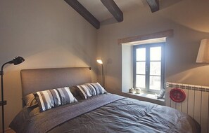 2 bedrooms, travel crib, free WiFi, bed sheets