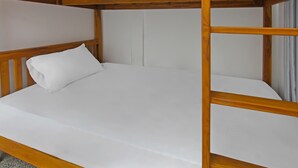 A bunk bed with white bedding and a wooden frame. - Hotel O Bale Datu Homestay Near Lapangan Bulutangkis By'u Badminton (Senggigi)