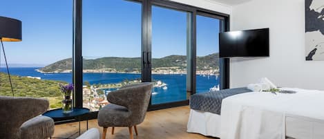 5 bedrooms, in-room safe, travel cot, free WiFi
