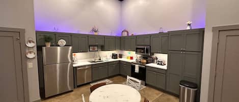Geladeira, micro-ondas, fogão, cooktop