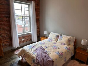 2 bedrooms, desk, iron/ironing board, travel crib - … The F•r•i•e•n•d•s Experience … (Gadsden)