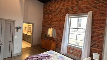 2 sovrum, skrivbord, strykjärn/strykbräda och resesäng