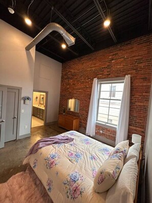 2 bedrooms, desk, iron/ironing board, travel cot