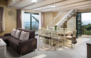 Una televisión, una chimenea, un futbolín