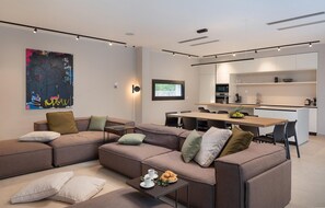 Smart TV, table tennis - Lovely home in Pakostane (Pakostane)