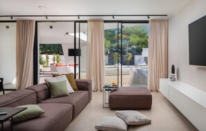 Een smart-tv en een tafeltennistafel