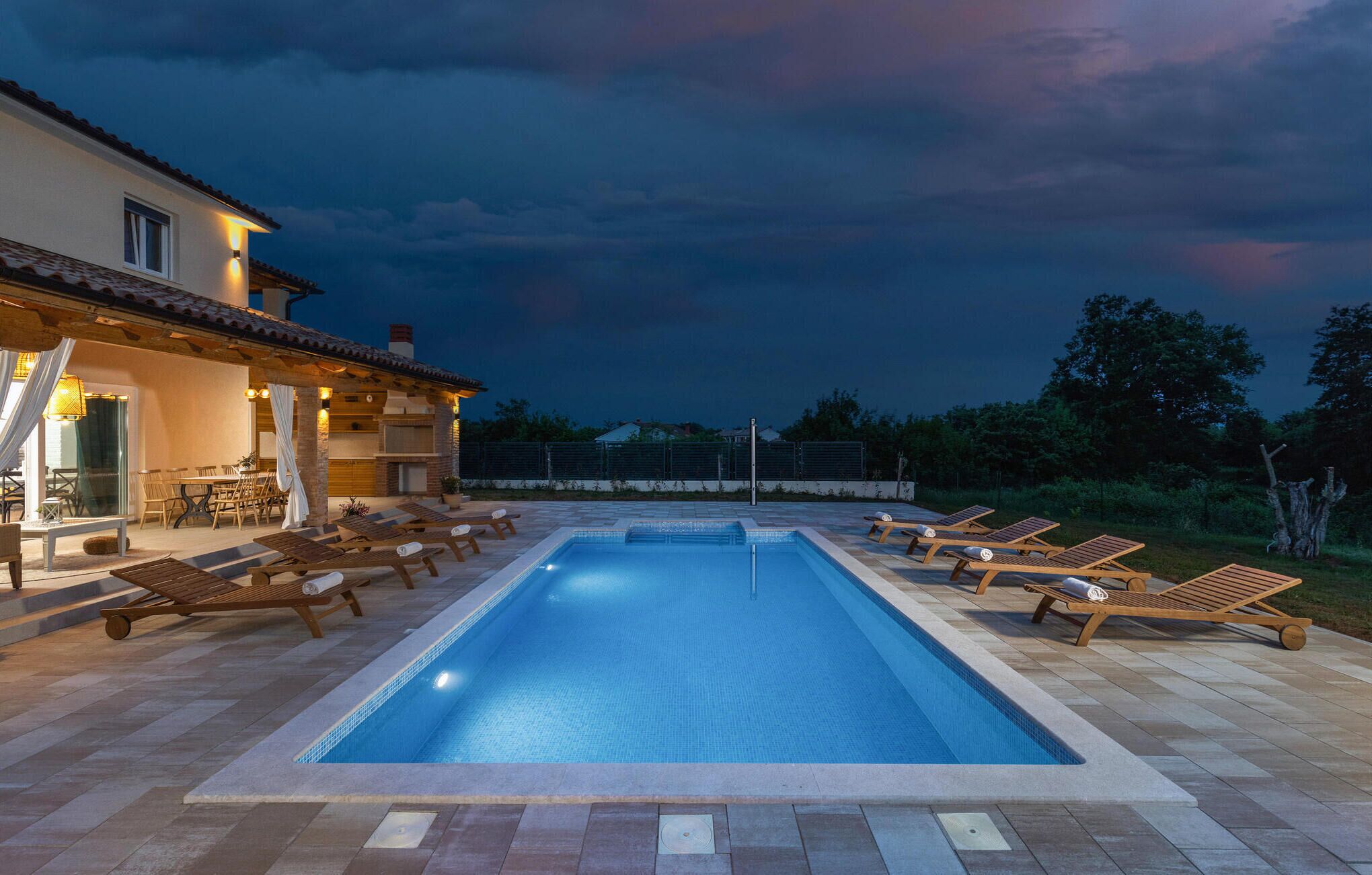 حمّام سباحة مُدفَّأ