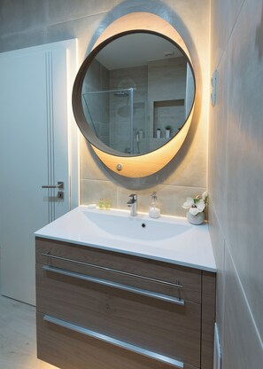 Haartrockner, Handtücher, Toilettenpapier