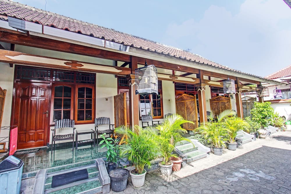 Hotel O Astri Homestay