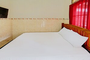 Laptop workspace, free WiFi, bed sheets - Hotel O Astri Homestay (Mataram)