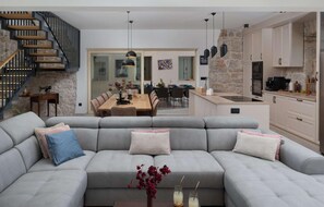 TV, ping pong - Beautiful home in Ugljan with sauna (Ugljan)