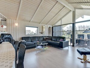 Televisión y chimenea 