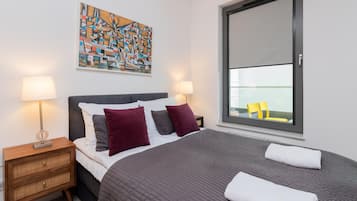 Tabla de planchar con plancha, wifi y ropa de cama