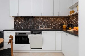 Kjøleskap, mikrobølgeovn, ovn og kokeplater