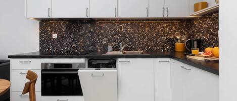 Een koelkast, een magnetron, een oven, een kookplaat