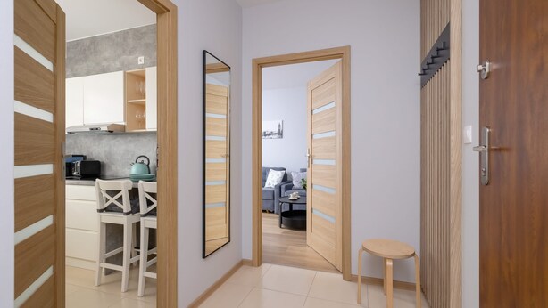 Ein modernes Interieur mit Küche, Essbereich und Wohnbereich.