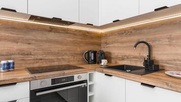 Frigorífico, horno, placa de cocina y lavavajillas