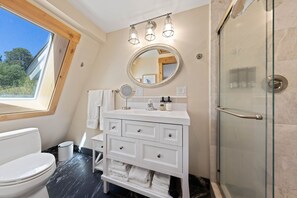 Ensemble baignoire-douche, séchoir à cheveux, serviettes fournies