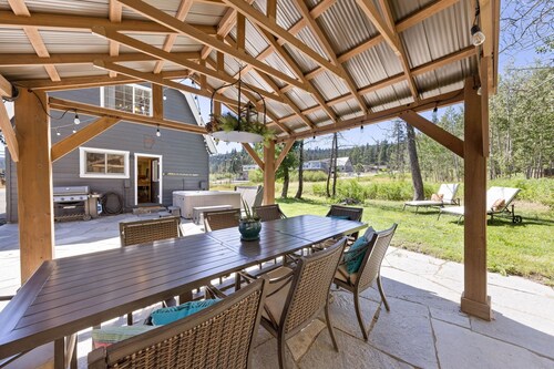 Rustling Grove - Pet-Friendly, Walk to Lake & Downtown - Private Hot Tub