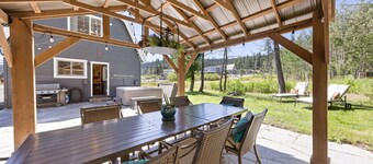 Rustling Grove - Pet-Friendly, Walk to Lake & Downtown - Private Hot Tub