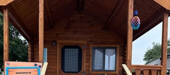 Surf City Family Getaway | Cabin w/ Loft & Pets OK
