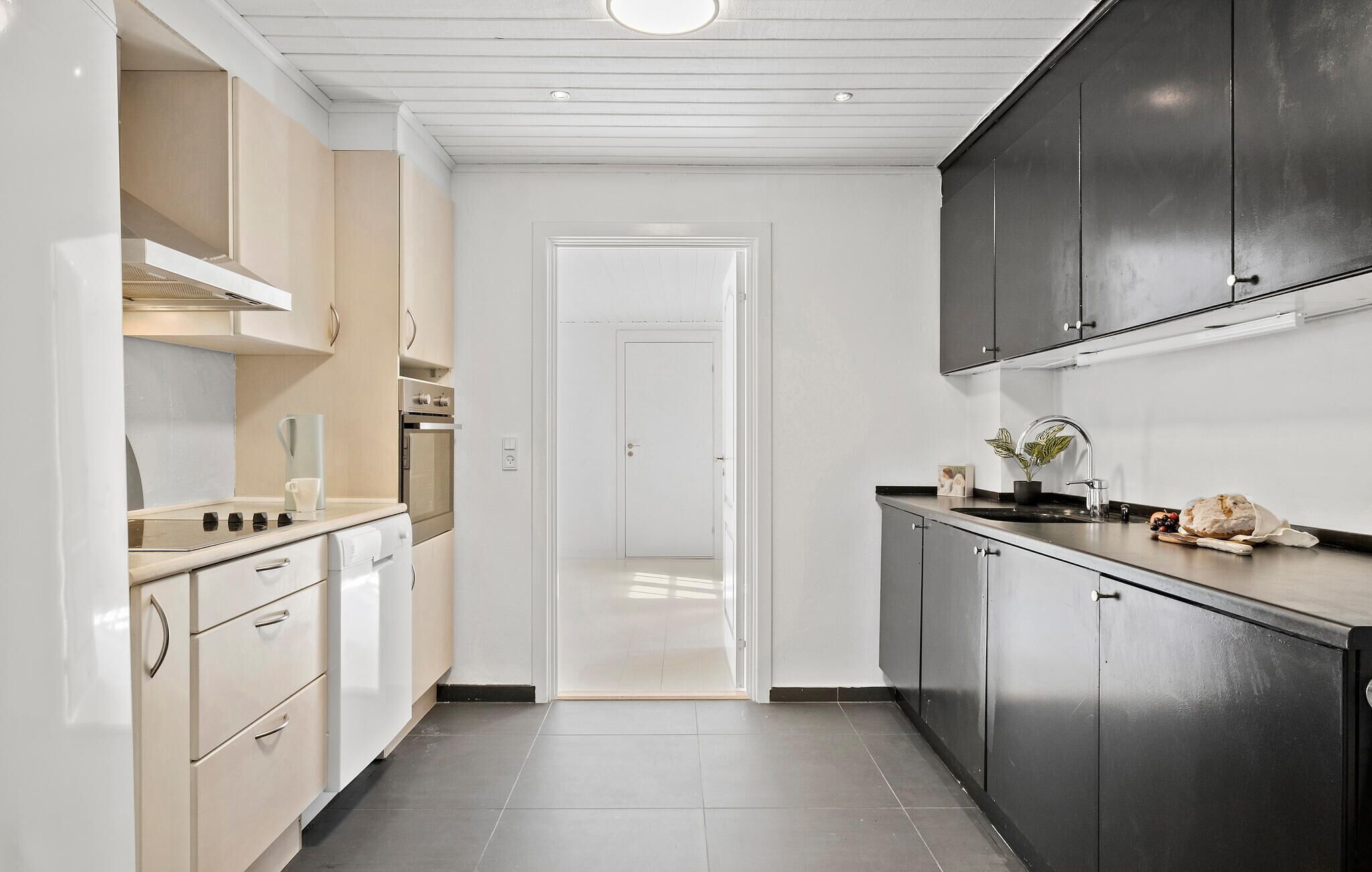 Réfrigérateur, plaque de cuisson, lave-vaisselle, cafetière/bouilloire