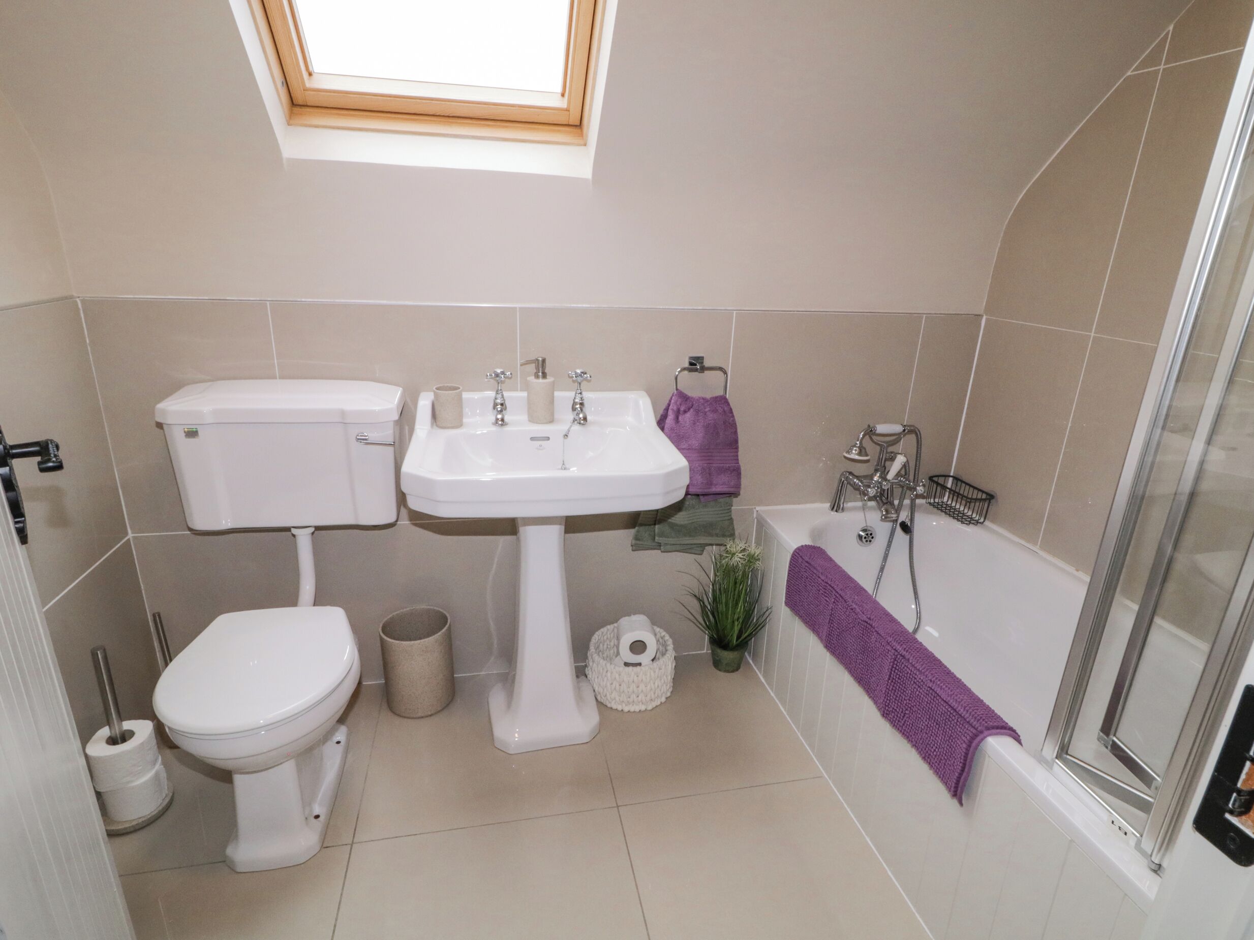 Un baño con inodoro, lavamanos y bañera.