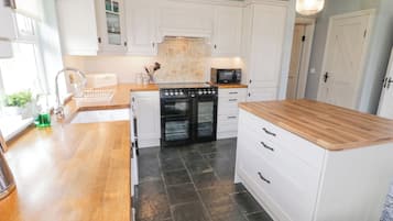 Dishwasher, electric kettle, toaster, cookware/dishes/utensils
