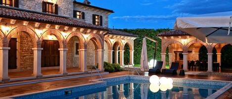 Een verwarmd zwembad