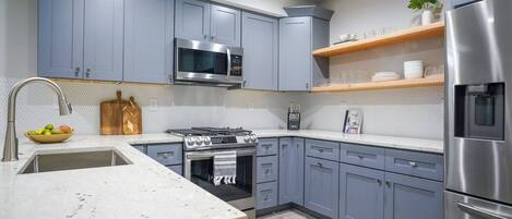 Refrigerador, microondas, horno y parrilla de estufa